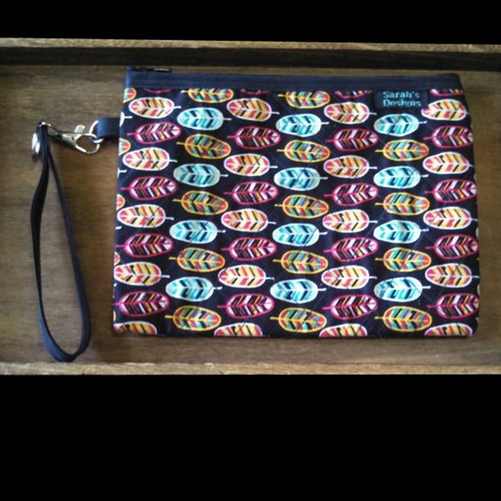 feathers wristlet with removable keychain strap